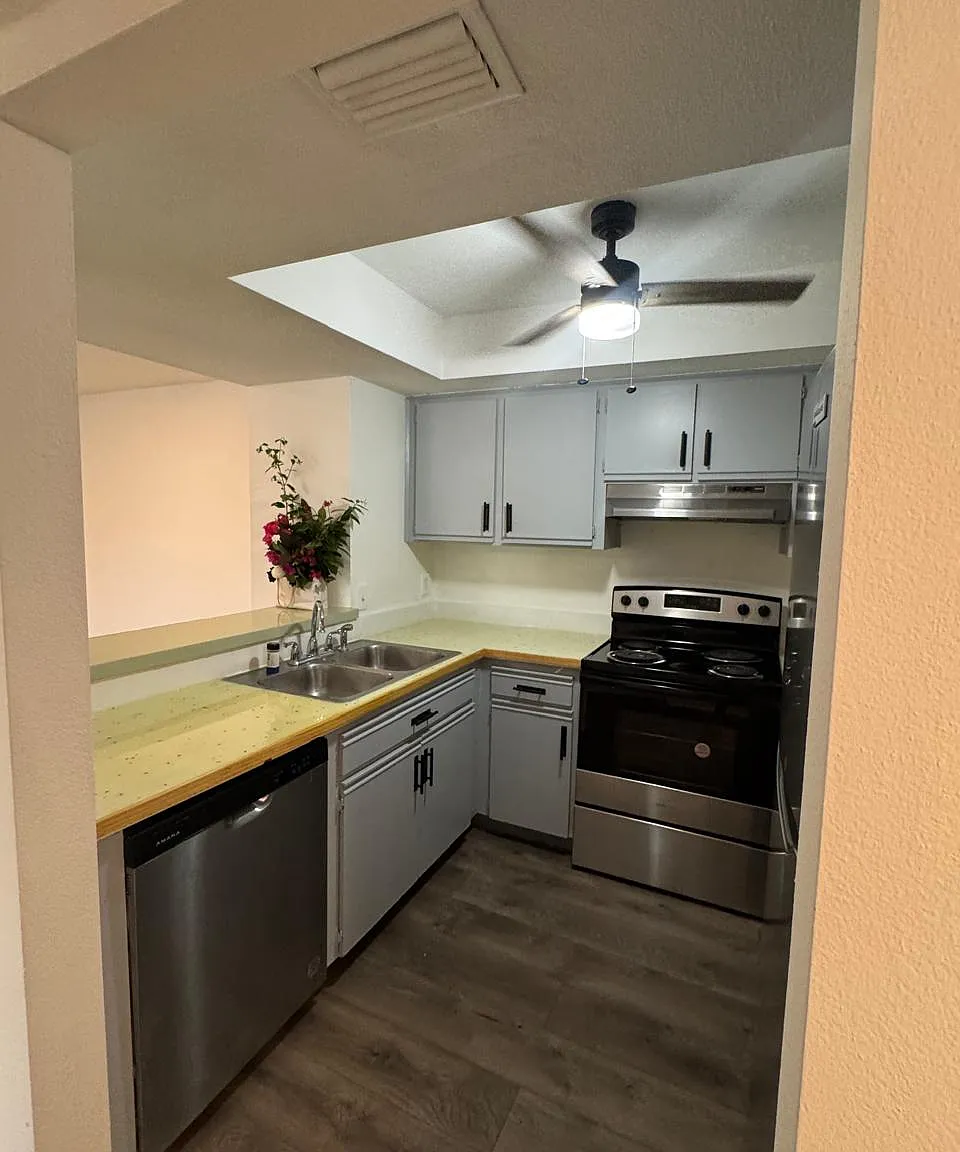 2 bed, 825 sqft, $1,300 — Photo 2