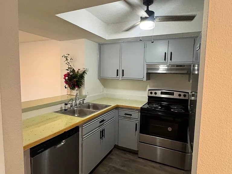 975 Sonesta Ave NE #201 — Photo 2