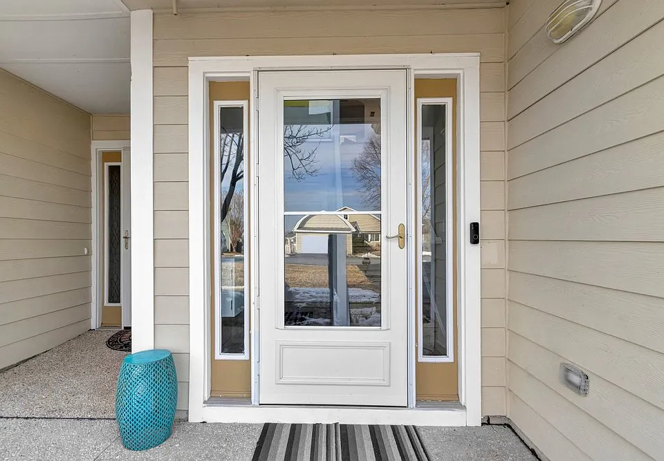 297 Lakeside Dr