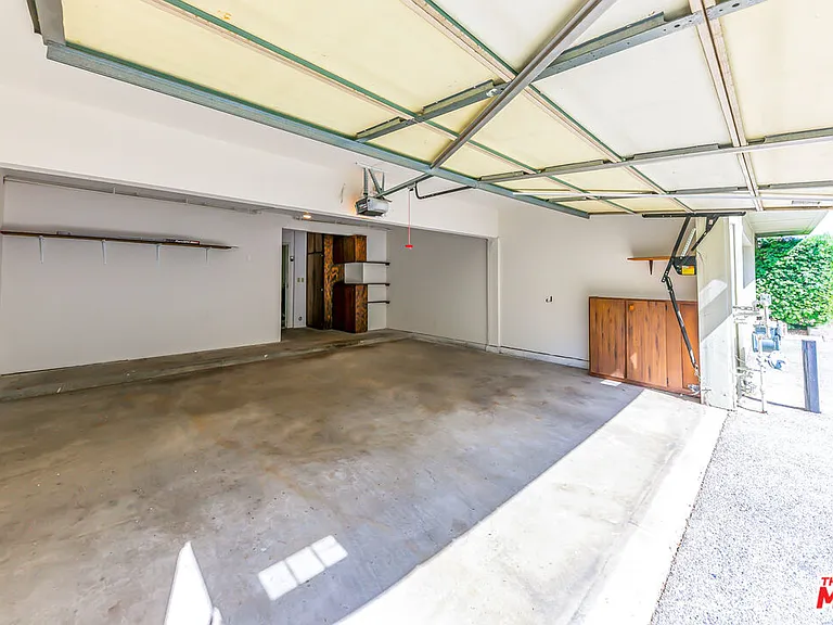 22135 Burbank Blvd #4 — Photo 35