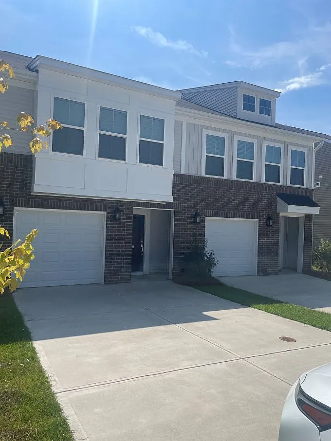 3 bed, 2.5 bath, 1671 sqft, $2,050 — Photo 1