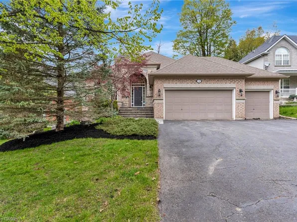 18 Woodmans Ct, Kitchener, ON N2P 2B2