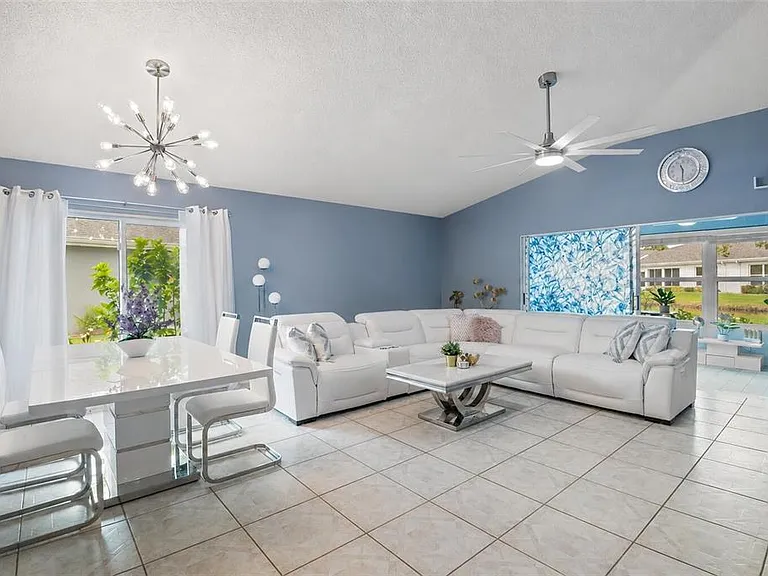 713 Manchester Woods Dr — Photo 8