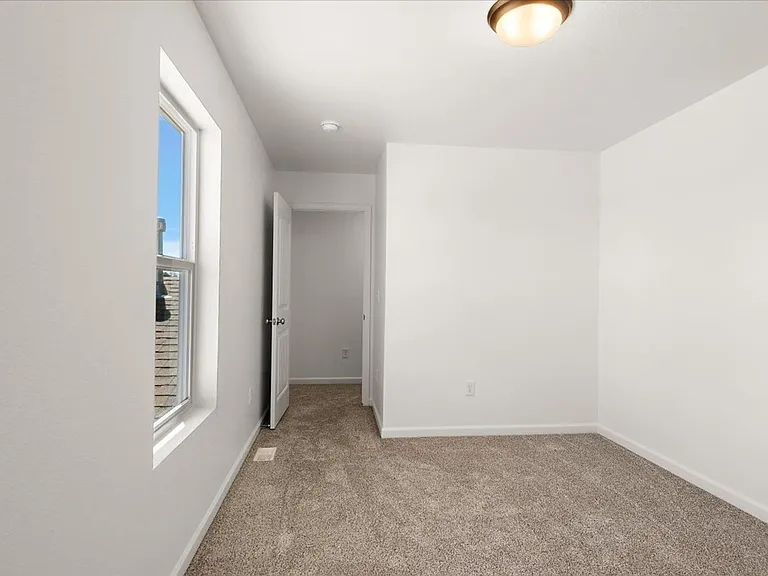 250-252 W Acorn Dr — Photo 5