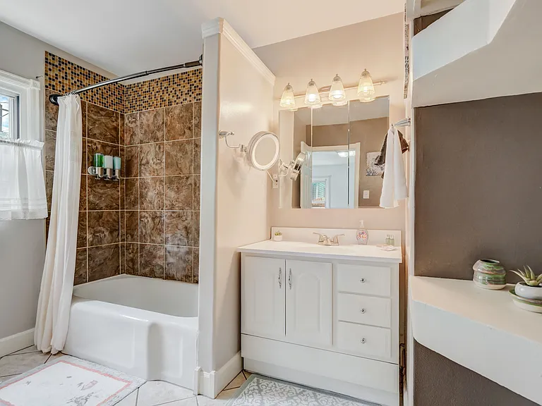 Full bathroom off bedroom