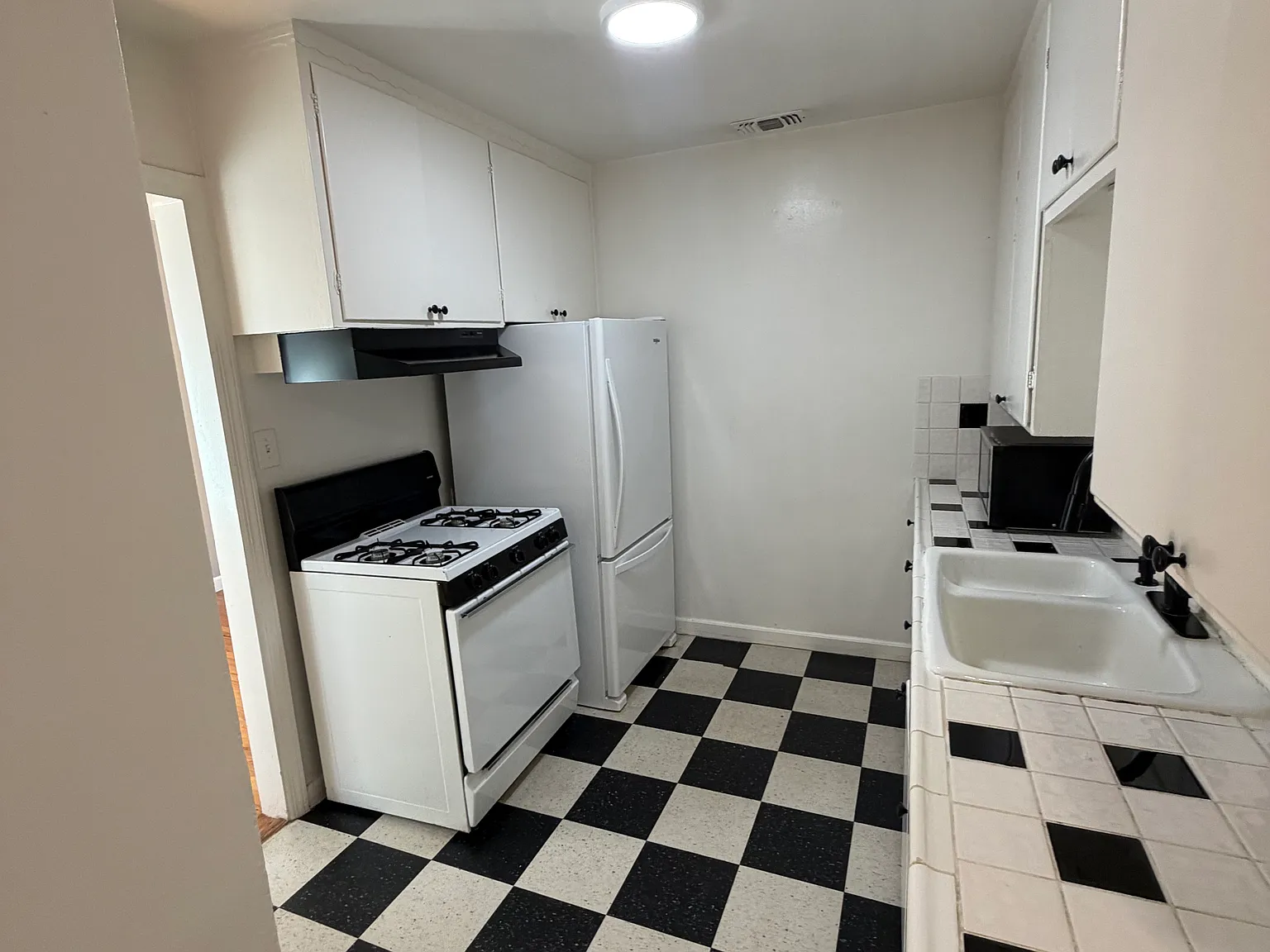 2 bed, 880 sqft, $2,400 — Photo 2