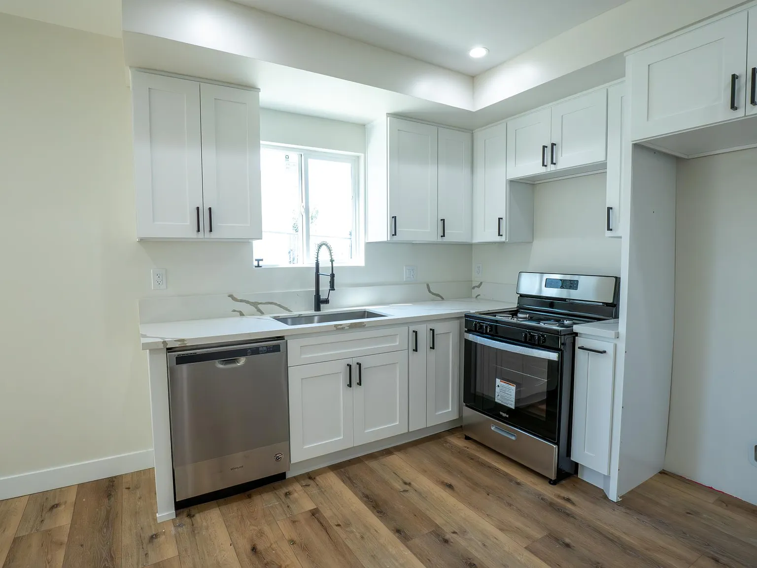 3 bed, 800 sqft, $2,995 — Photo 3