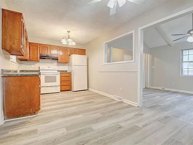 408 NE Lakeview Dr — Photo 15