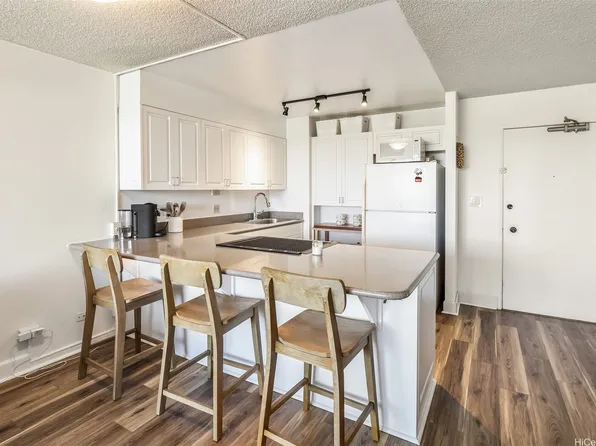 3045 Ala Napuaa Pl APT 1803, Honolulu, HI 96818