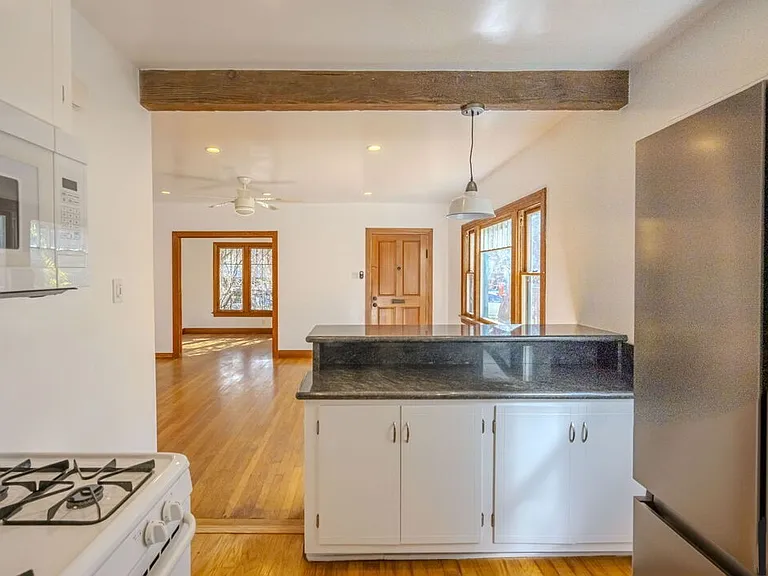 223 California Ave — Photo 6