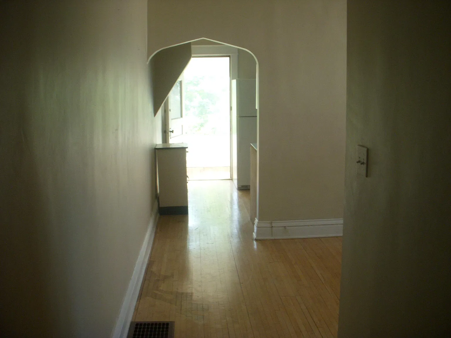 928 E 6th St — Photo 2