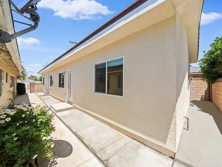 1316 S Raleo Ave — Photo 2