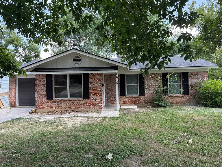 2615 Sherwood Ln — Photo 1