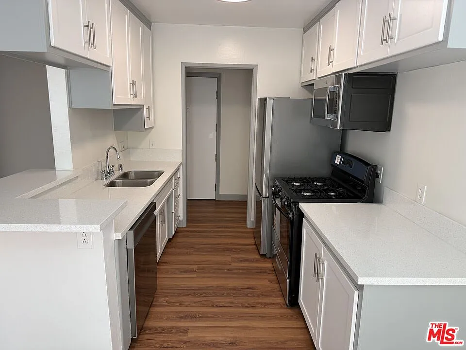 2 bed, 1.5 bath, 1150 sqft, $3,295 — Photo 2