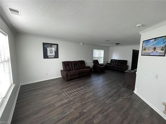 5th image of 2219 Holly Berry Ln