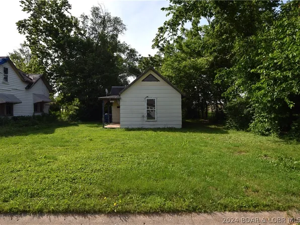 416 E 3rd St, Eldon, MO 65026