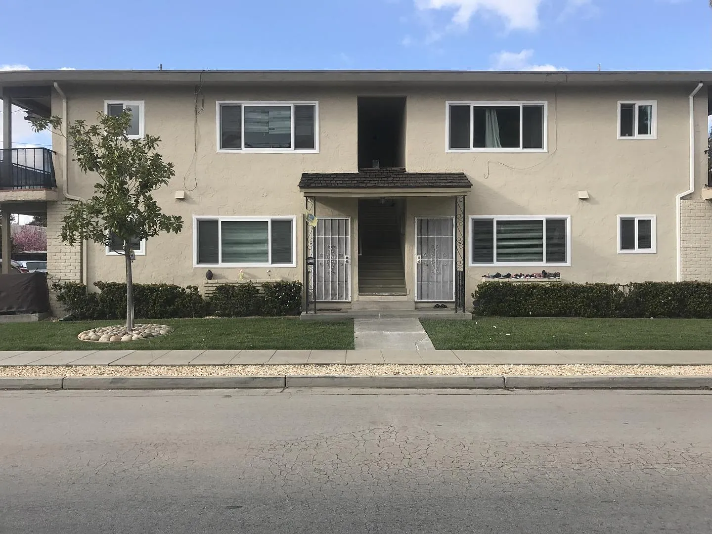 2469 Olive Ave photo 1