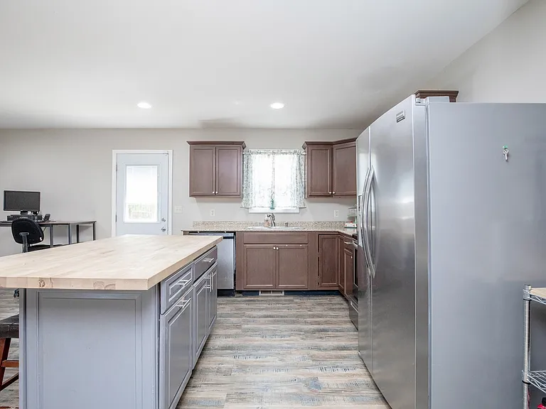 457 Reeves Dr — Photo 9