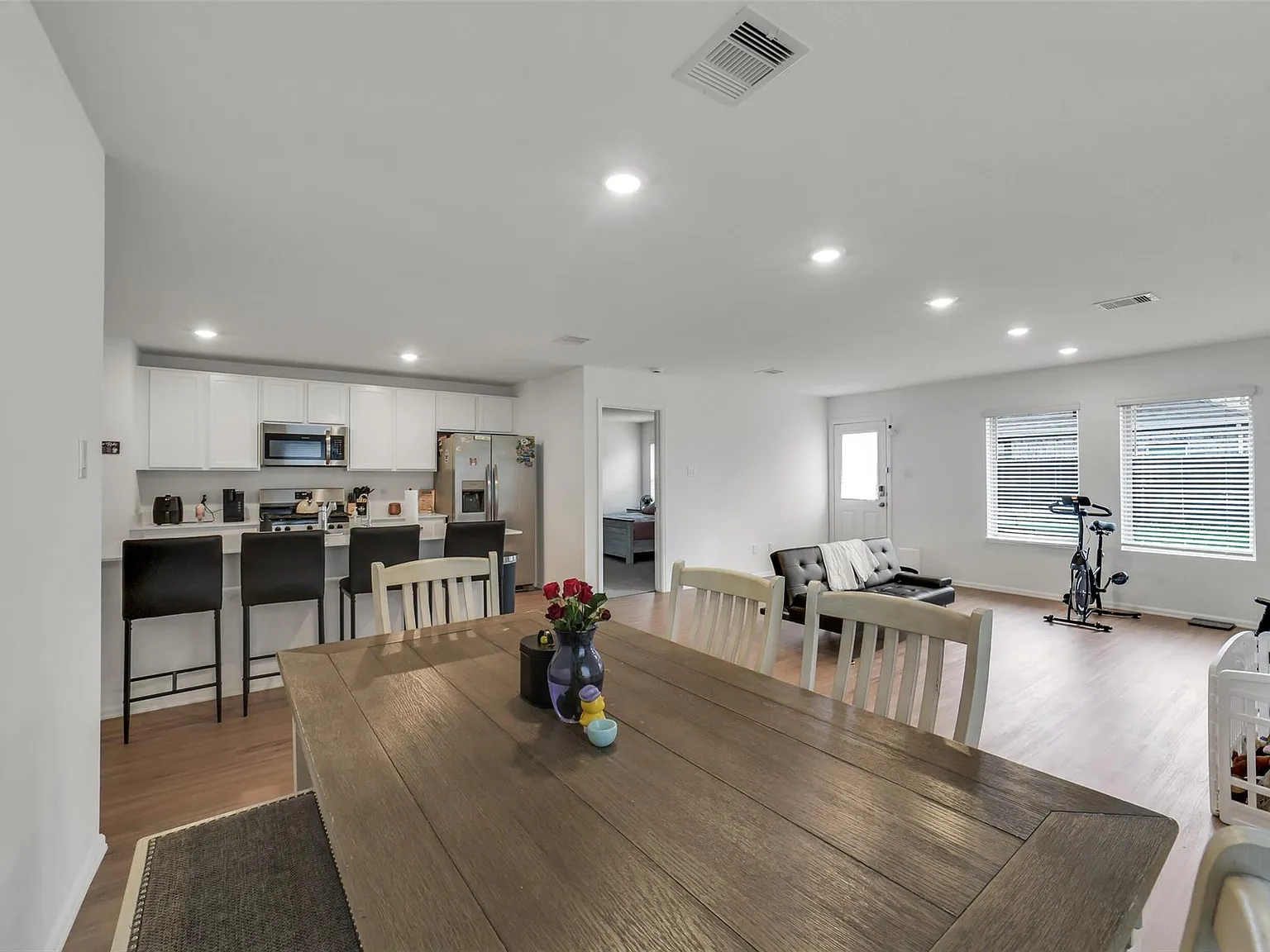 4 bed, 1877 sqft, $2,400 — Photo 3