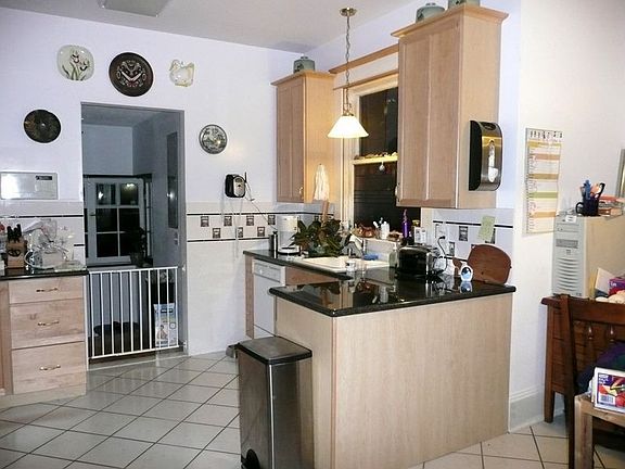 Kitchen, north and west wall