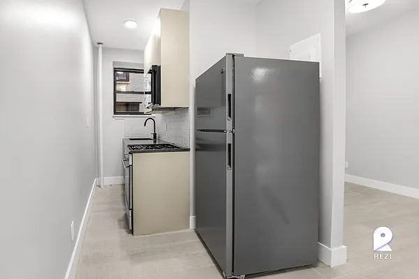 Rented by REZI | media 13