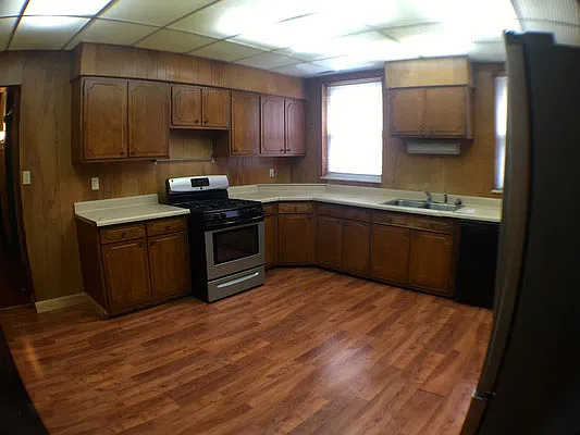 6 bed, 2567 sqft, $2,250 — Photo 3