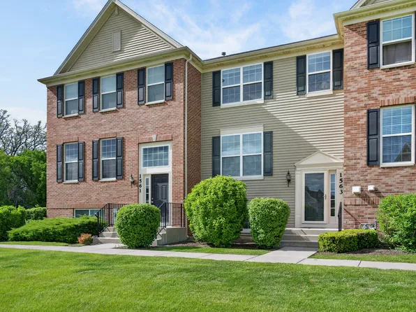 1563 Deer Pointe Dr, South Elgin, IL 60177