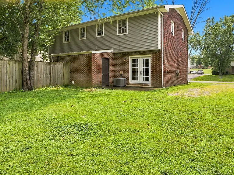 758 McPherson Dr — Photo 32
