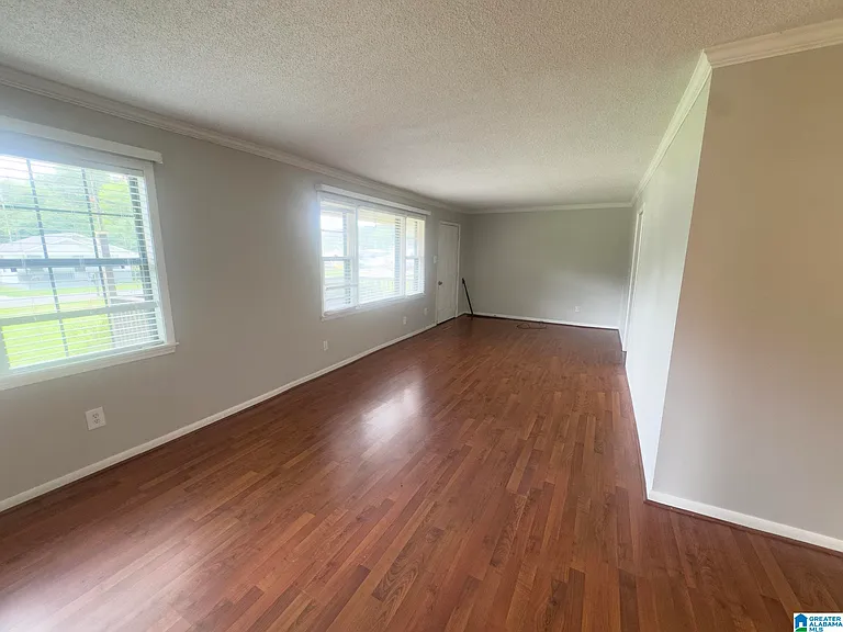 111 Florence St — Photo 2