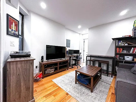 Rented by Voro, LLC | media 4