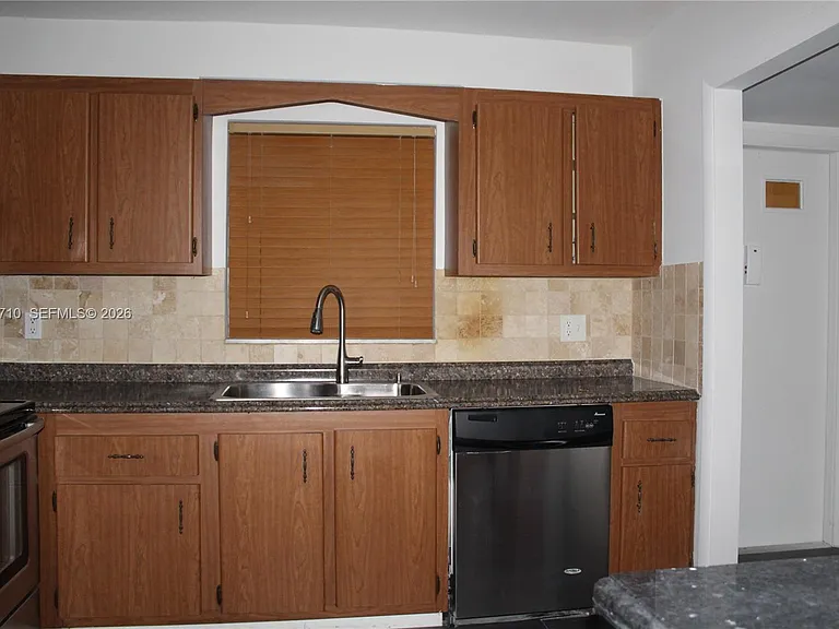 5140 SW 40th Ave #3C — Photo 6