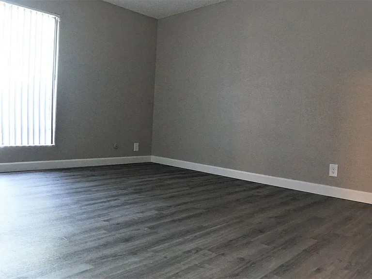 Rose Glen Apartments — Photo 9
