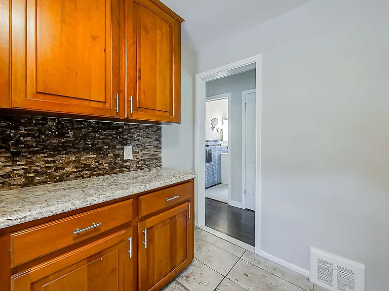 113 S Minerva Ave — Photo 3