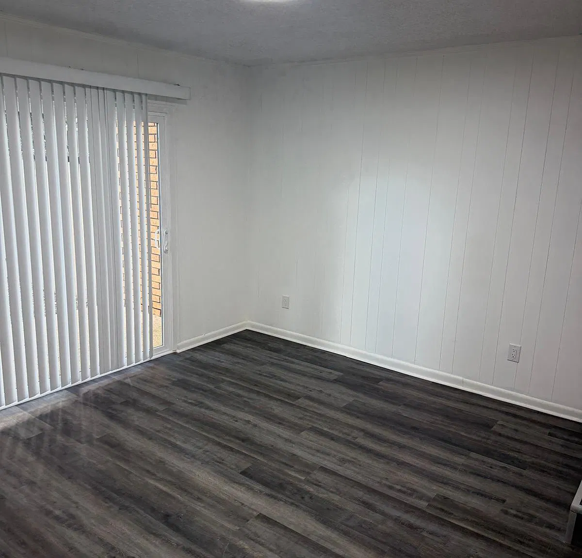 3 bed, 1.5 bath, 1300 sqft, $1,500 — Photo 2