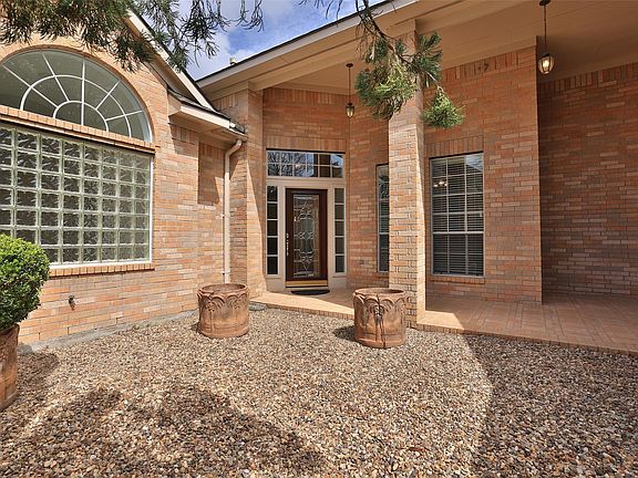 2nd image of 31 Surrey Run Pl