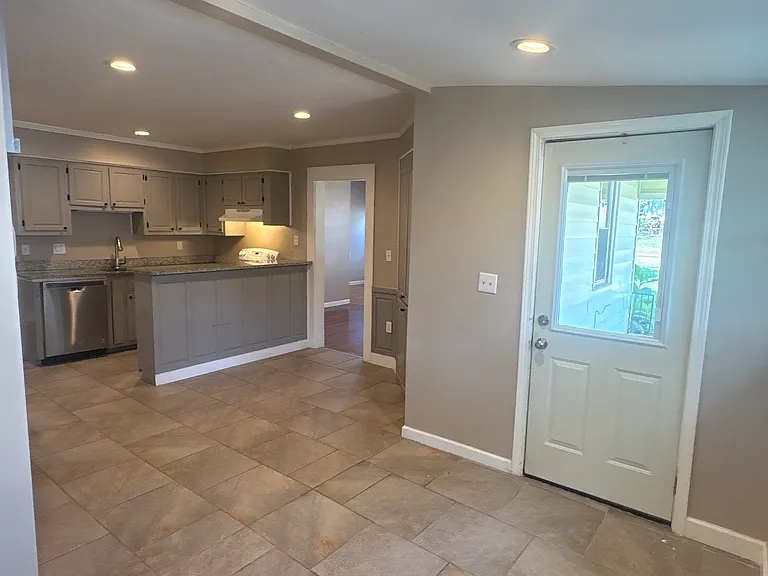 206 Whitney St — Photo 4