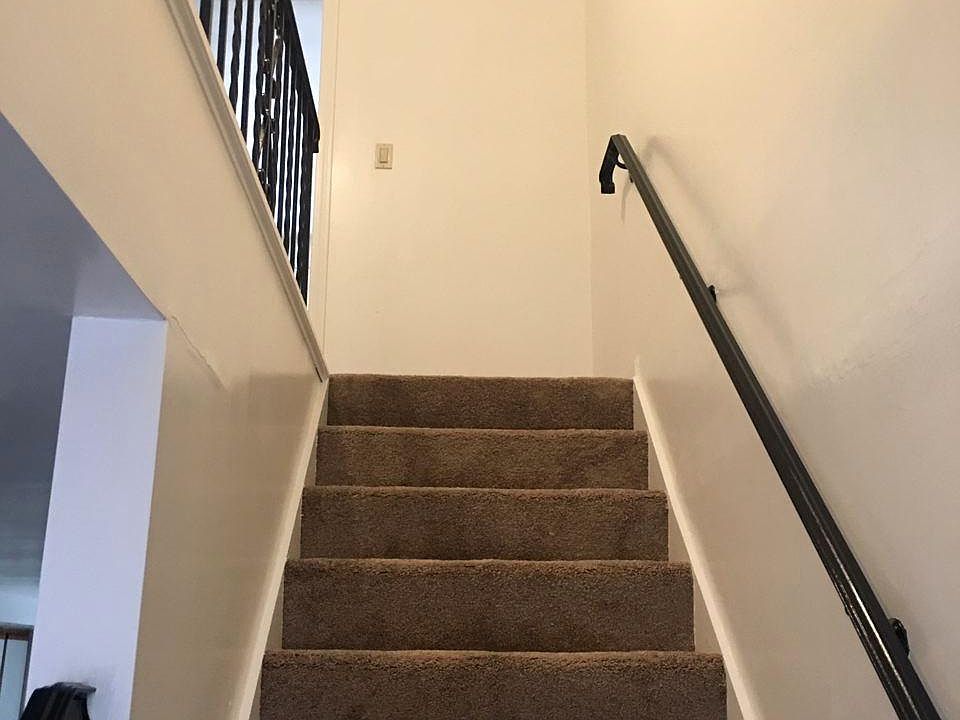 stairway-new carpet 1/23