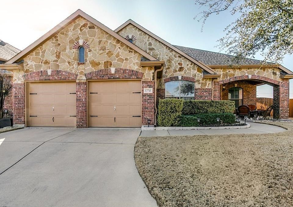 Welcome home to this lovely home built by Standard Pacific and tastefully decorated and maintained.