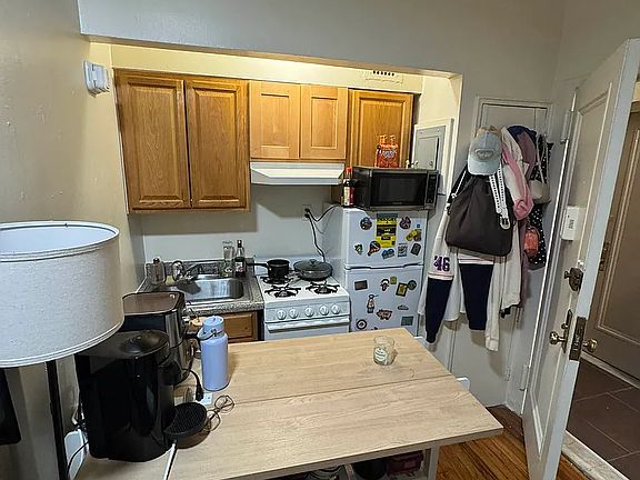 2nd image of 220 E 29th St APT 2D