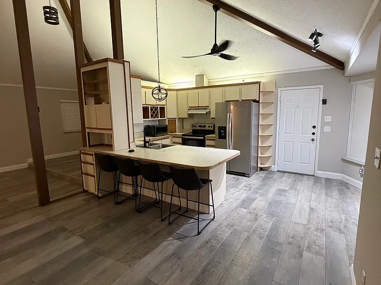1404 Paula Dr — Photo 4