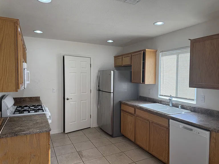 3924 E Potter Ave — Photo 2