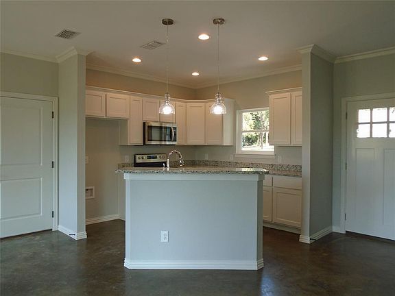 3rd image of 607 W Cotter Ave