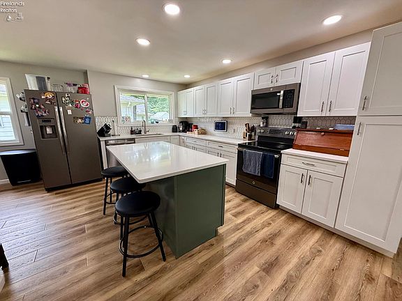 3rd image of 58 Stoutenburg Dr