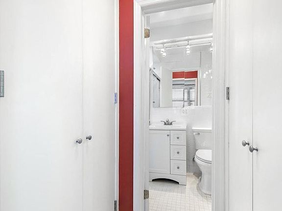 4th image of 301 E 40th St #12G
