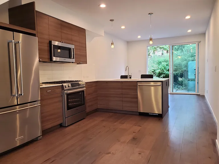 7433 4th Ave NE #1 — Photo 3