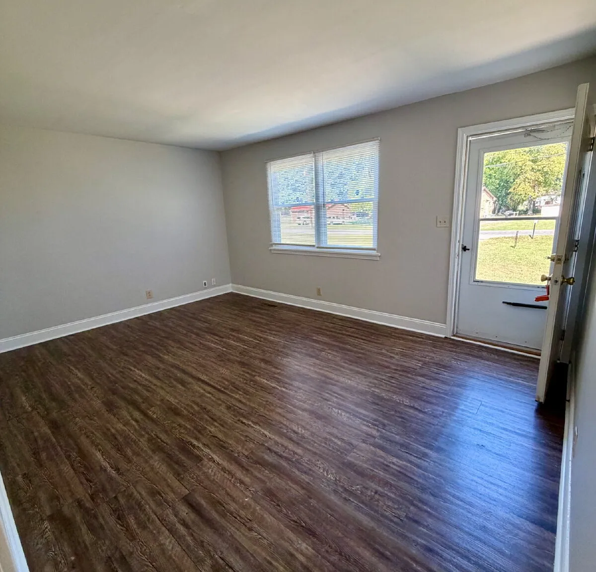 3 bed, 1.0 bath, 1050 sqft, $1,225 — Photo 2