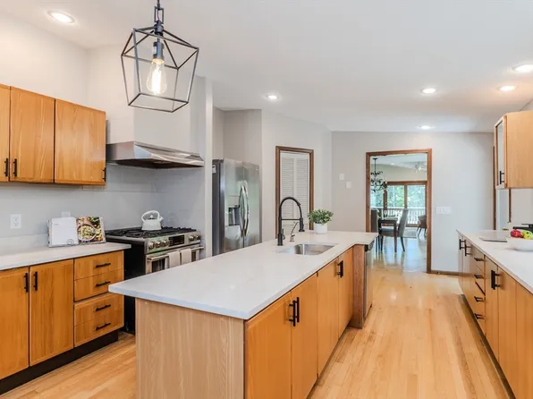 200 Crane Hill Rd, Wilbraham, MA 01095