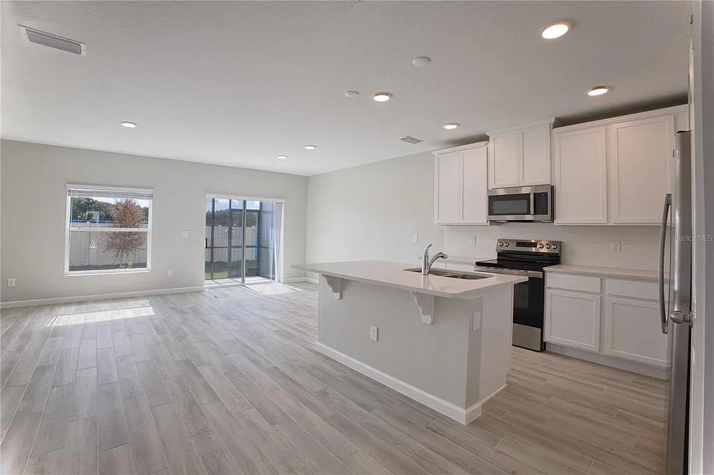 3 bed, 2.5 bath, 1379 sqft, $2,450 — Photo 4