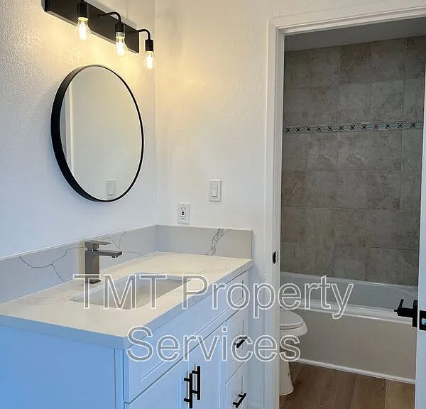 610 E Newlove Dr #I — Photo 15