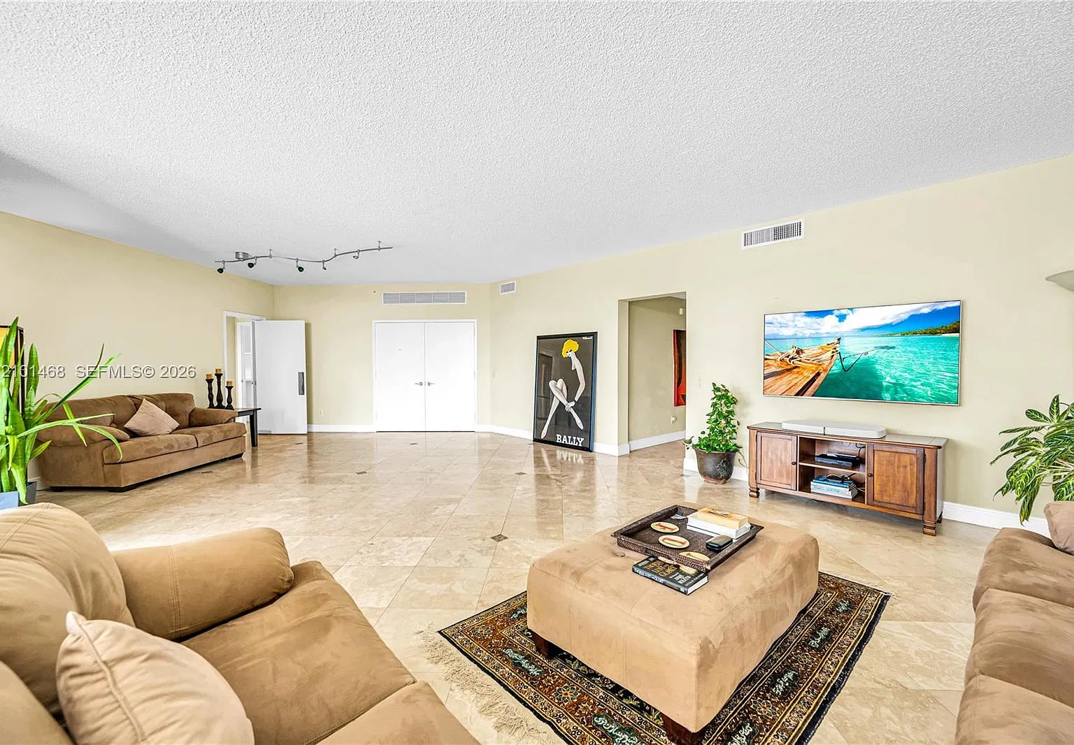 21050 Point Pl — Photo 2